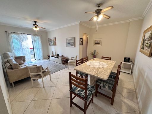 Sala ampla e bem iluminada de dois ambientes com dois ventilador de teto.