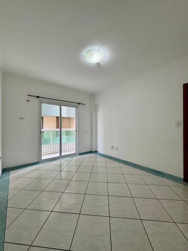 Sala ampla e bem iluminada, com acesso a sacada.
