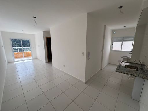 Sala de 2 ambientes e cozinha com uma pia.