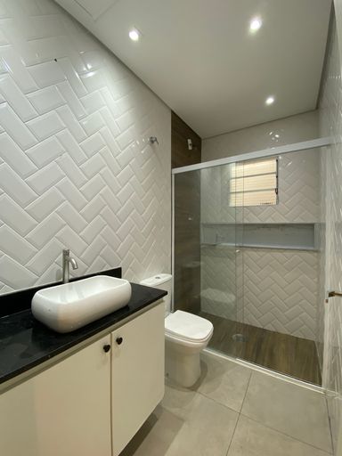 WC suíte com box de vidro.