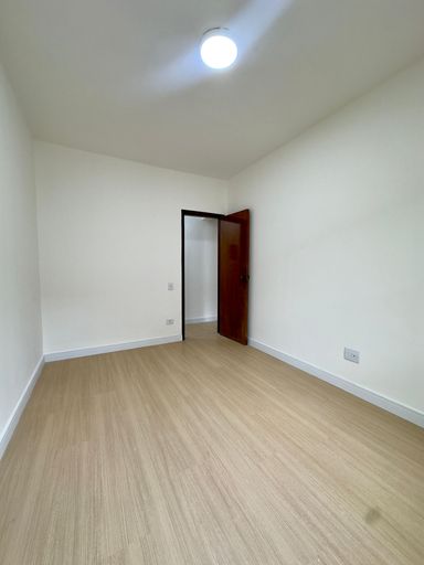 Primeiro dormitório bem iluminado.