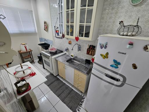 Cozinha com uma pia e gabinete.