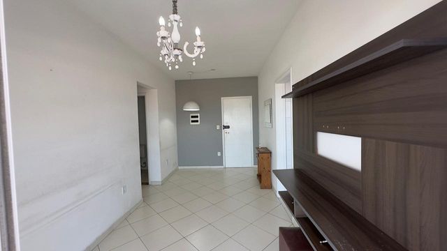 Sala bem iluminada de 2 ambientes.