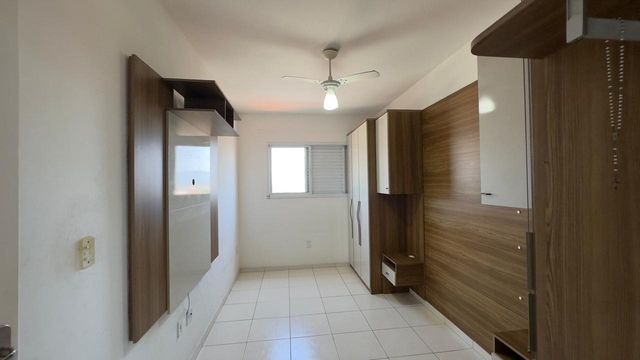 Suíte planejada com ventilador de teto.