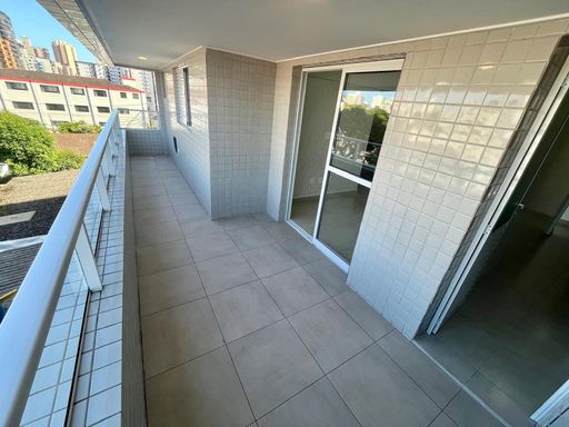 Sacada gourmet com uma churrasqueira e vista livre.