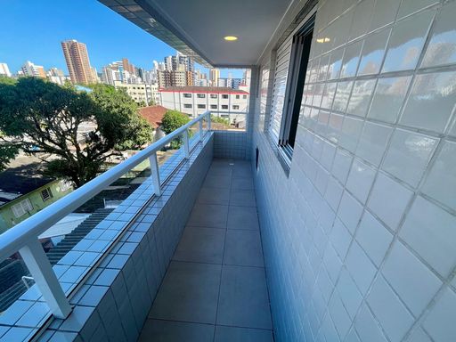 Sacada gourmet com uma churrasqueira e vista livre.