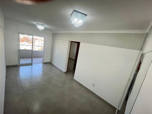 Sala ampla e bem iluminada de 2 ambientes.