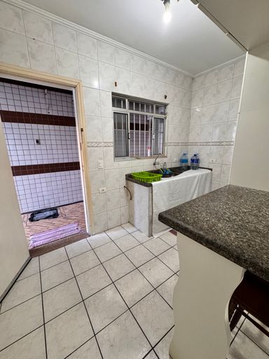 Cozinha americana com armários planejados.