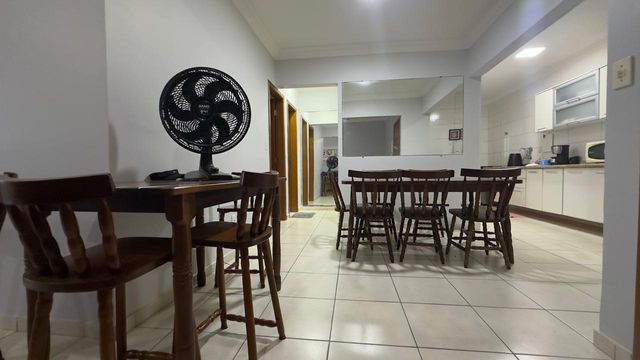 Sala ampla de 2 ambientes com ventilador de teto.