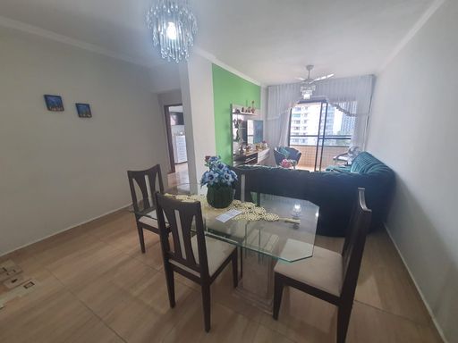 Sala de 2 ambientes com uma sacada.