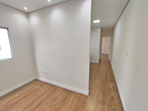 Sala reformada com piso laminado.
