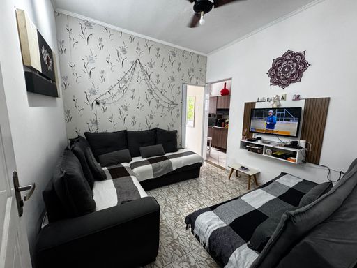 Sala espaçosa com ventilador de teto e sofá.