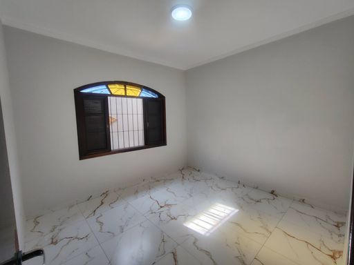 Dormitório bem iluminado.