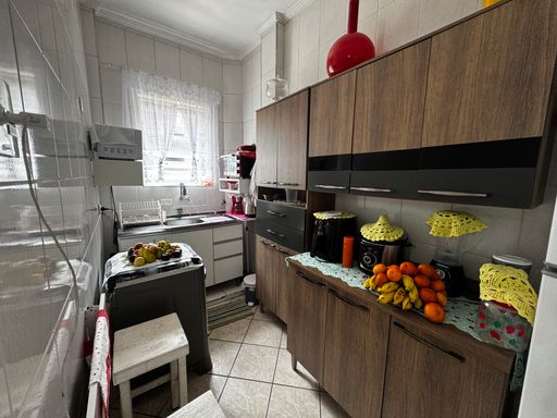 Cozinha com armários.