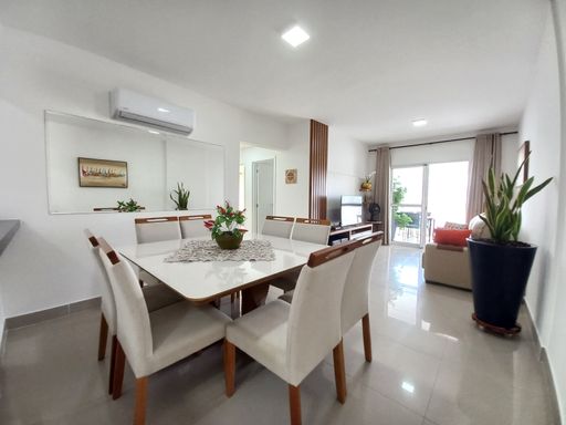 Sala de 2 ambiente com mesa de jantar, sofá e ar-condicionado.