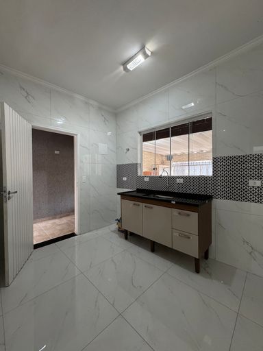 Cozinha com uma pia e gabinete.