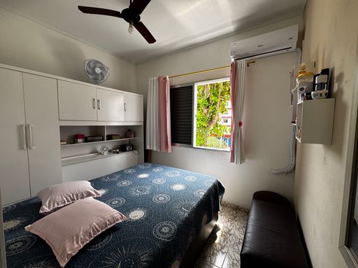 Dormitório bem iluminado com ar-condicionado.