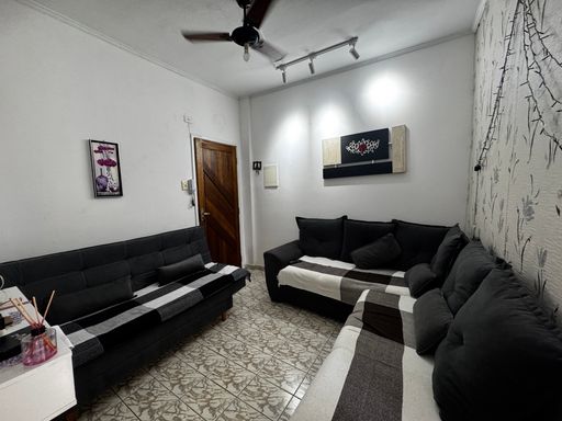 Sala espaçosa com ventilador de teto e sofá.