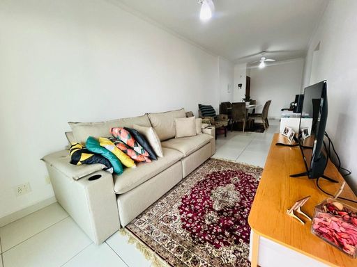 Sala ampla e muito bem iluminada com dois ventiladores de teto.