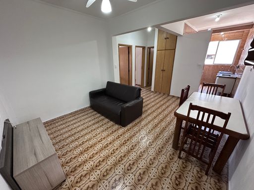 Sala ampla e bem iluminada com um ventilador de teto.