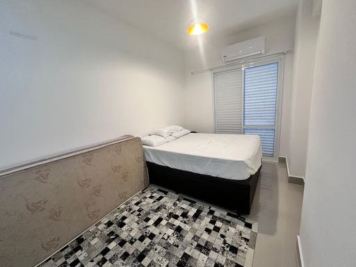 Suíte amplo com uma cama de casal, colchão de solteiro,  ar-condicionado e acesso a sacada gourmet.