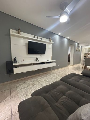 Sala ampla de 2 ambientes com uma sacada.