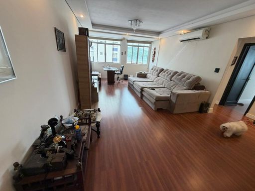 Sala ampla e bem iluminada.