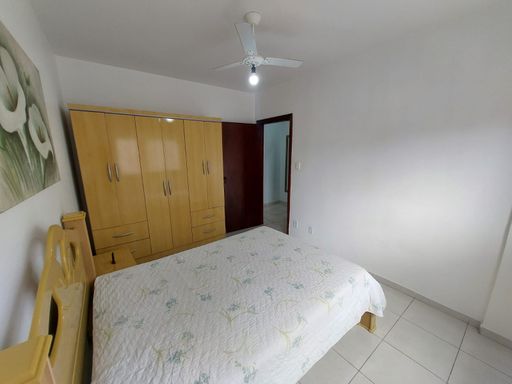 Primeiro dormitório bem iluminado.