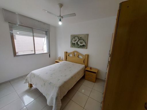 Primeiro dormitório bem iluminado.