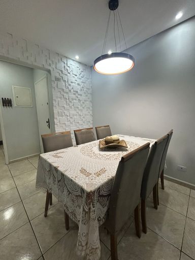 Sala ampla de 2 ambientes com uma sacada.