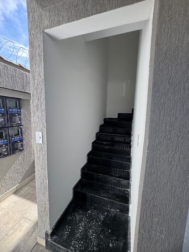 Escada para a casa superior.