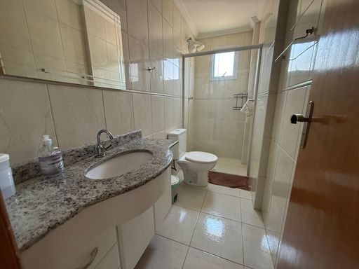 WC suíte com box de vidro.