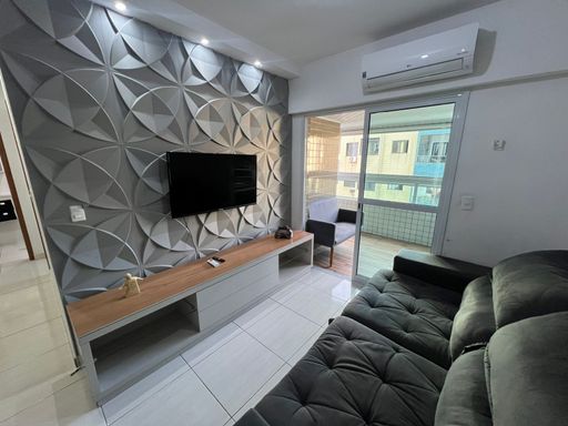 Sala de 2 ambientes com sofá e ar-condicionado.