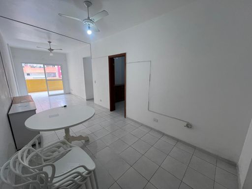 Sala ampla, suficiente para 3 ambientes.