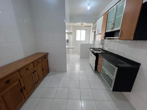 Cozinha ampla com armários.