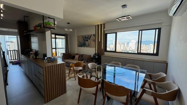 Sala ampla e bem iluminada.