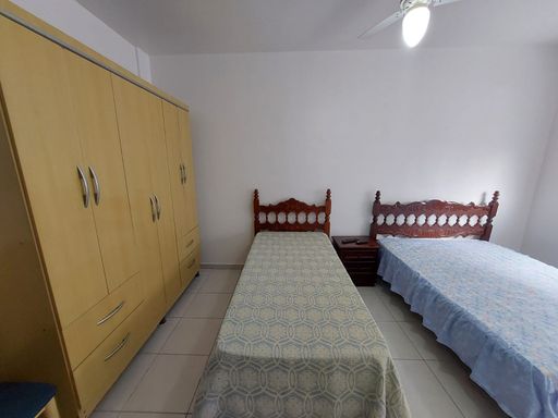 Segundo dormitório amplo e bem iluminado.