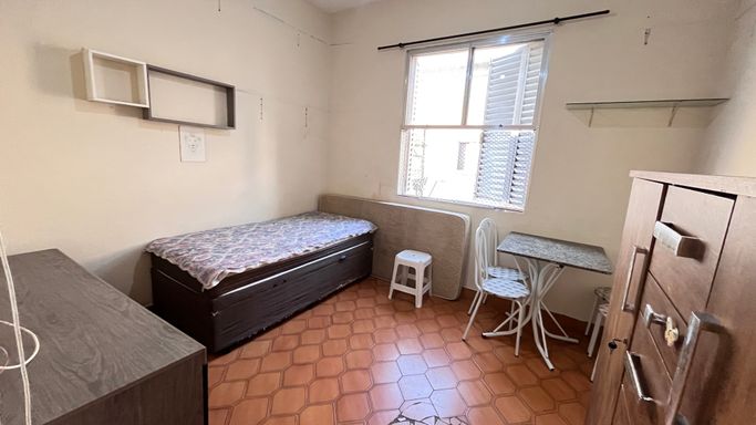 Sala living bem iluminada.