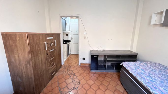 Sala living bem iluminada.