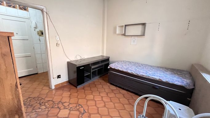 Sala living bem iluminada.