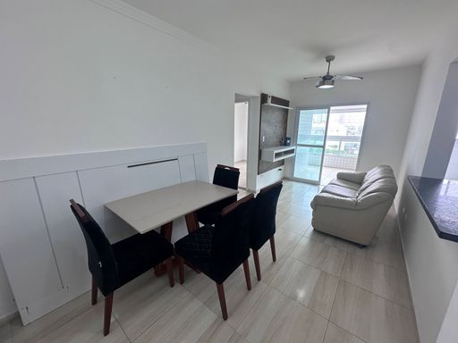 Sala ampla de 2 ambientes com ventilador de teto e acesso a sacada gourmet.