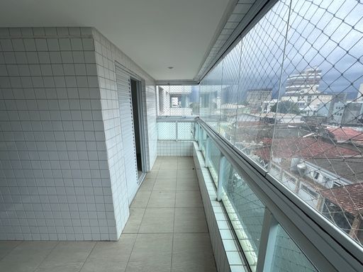 Sacada gourmet envidraçada com vista livre.