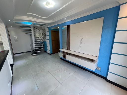 Sala ampla e bem iluminada.