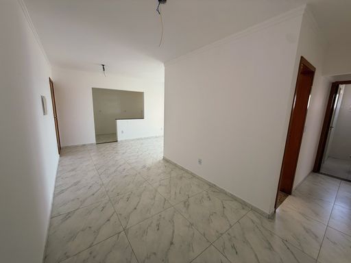 Sala ampla de 2 ambientes.