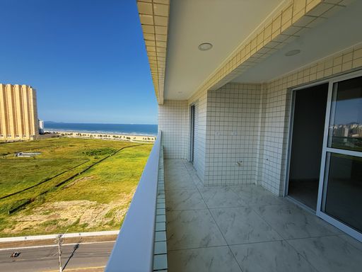 Sacada gourmet com ponto de gás e vista para o mar.