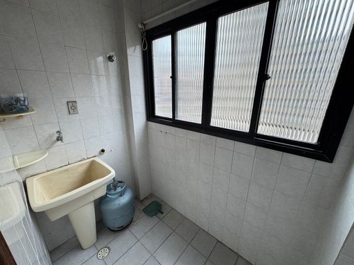 Área de serviço com um tanque branco.