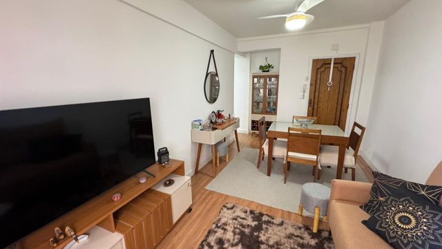 Sala bem iluminada com um ventilador de teto.