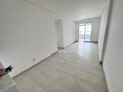 Sala ampla de 02 ambientes com teto rebaixado em gesso.