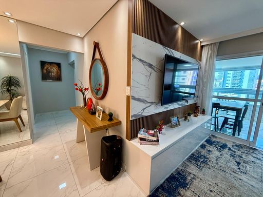 Sala ampla de 2 ambientes com mesa de jantar e um sofá.