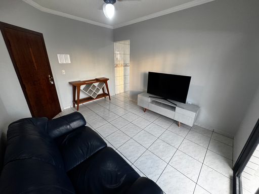 Sala espaçosa e bem iluminada com uma sacada.